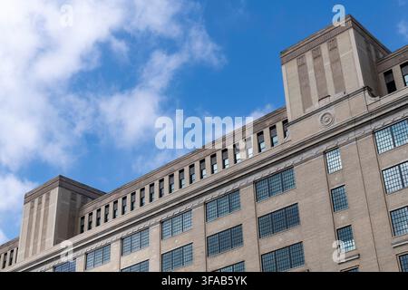 Chicago, Illinois, USA – 26. Juni 2026: Niedrigwinklige Ansicht der Kalksteinfassade des ikonischen Old Chicago Main Post Office im Art-Deco-Stil am South Branch Stockfoto