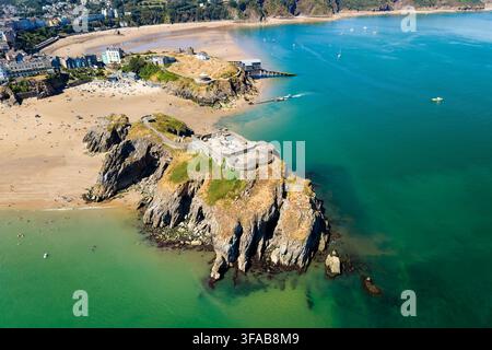 Luftbild über das Fort von St Catherines Island, felsige Landspitze und Rettungsbootstation in der Nähe von Town Headland, Urlauber genießen den Sommerstrand auf Pembrokes Stockfoto