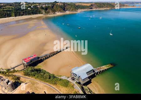 Alte und neue Rettungsstationen von Tenby erheben sich über North Beach bei Ebbe, eine weite Sandbucht trifft auf türkisfarbenes Küstenwasser in Pembrokeshire, Wales Stockfoto