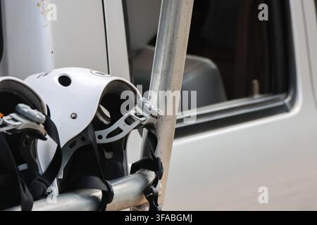 Eine adaptive Ausrüstung, die auf einem Rollstuhlfahrzeug montiert ist, Rollstuhlzubehör, Mobilitätshilfe, Transportunterstützung, Nahaufnahme, Barrierefreies Design Stockfoto