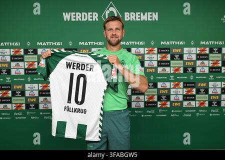 Bremen, Deutschland. 19. Aug., 2026. Niclas Füllkrug posiert mit seinem Trikot mit der Nummer 10 vor der Pressekonferenz von Werder Bremen. Credit: Carmen Jaspersen/dpa - WICHTIGE HINWEIS: Gemäß den Vorschriften der Bundesliga und des DFB (Deutscher Fußball-Bund) ist es verboten, Fotos, die im Stadion und/oder während des Spiels als Sequenzbilder und/oder videolike Fotoserien aufgenommen wurden, zu verwenden oder die Verwendung zu erlauben./dpa/Alamy Live News Stockfoto