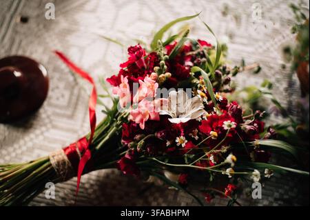 Ein Strauß Wildblumen auf dem Tisch Stockfoto