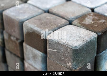 Ansicht von gestapelten grauen Betonpflastersteinen in Riga, Lettland. Stockfoto