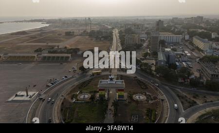 Luftbild des Black Star Square mit dem Independence Arch und der umgebenden urbanen Landschaft in Accra, Greater Accra Region, Ghana. Stockfoto