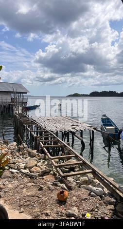 Rustikaler Holzsteg, Stiltshaus und traditionelle Boote in einem Bajau-Küsten Dorf in Sulawesi, Indonesien. Stockfoto