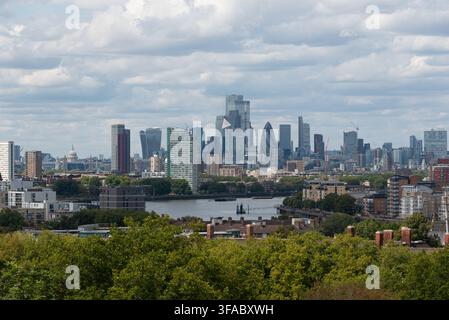 Blick auf die Wolkenkratzer der City of London aus dem Greenwich Park, London, UK Stockfoto