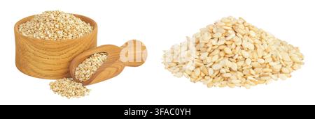 Sesamsamen in Holzschale und Schaufel isoliert auf weißem Hintergrund. Stockfoto