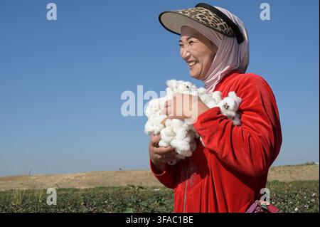 KIRGISISTAN, Bazar-Korgon bei Jalalabad, Landwirtschaftsgüter und Service Genossenschaft ACSC Bio-Farmer, Projekt Bio- und Fairtrade-Baumwollfarm, Frauen bei Ernte, Elisa 23 Jahre alt / KIRGISTAN, Bazar Korgon, Projekt Fairtrade und Bio-Baumwolle Anbau ACSC Bio-Farmer, Frauen bei Ernte, Elisa 23 Jahre alt Stockfoto