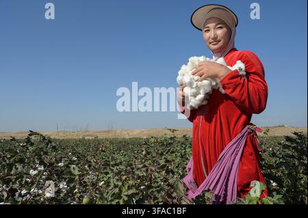 KIRGISISTAN, Bazar-Korgon bei Jalalabad, Landwirtschaftsgüter und Service Genossenschaft ACSC Bio-Farmer, Projekt Bio- und Fairtrade-Baumwollfarm, Frauen bei Ernte, Elisa 23 Jahre alt / KIRGISTAN, Bazar Korgon, Projekt Fairtrade und Bio-Baumwolle Anbau ACSC Bio-Farmer, Frauen bei Ernte, Elisa 23 Jahre alt Stockfoto