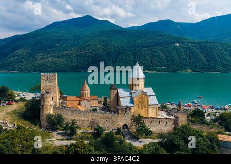 Luftbild des Festungskomplexes Ananuri am Zhinvali-Stausee, mit mittelalterlichen Steintürmen und Kirchen, umgeben von grünen Bergen. Ananuri, M Stockfoto