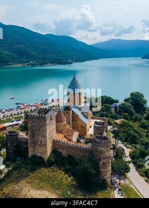 Luftbild des Ananuri-Festungskomplexes mit seinen historischen Steinmauern und Türmen, der am Ufer des türkisfarbenen Zhinvali-Stausees in Ananuri liegt Stockfoto