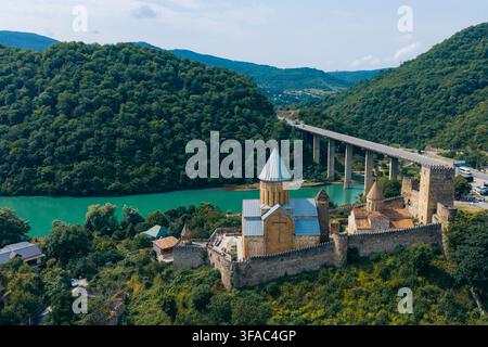 Luftbild des historischen Ananuri-Festungskomplexes am Ufer des türkisfarbenen Zhinvali-Stausees mit Steinmauern und Kirchkuppeln, Ananuri Stockfoto