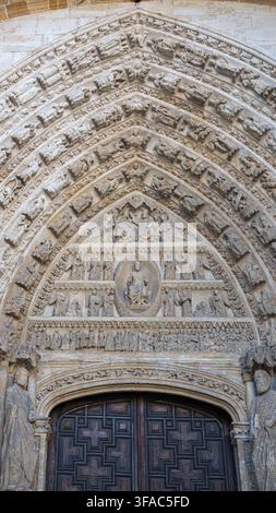 Vertikale Fotografie Detail Bogen und Tympanon der Tür der Apostel in der gotischen Kathedrale von Avila, Spanien Stockfoto