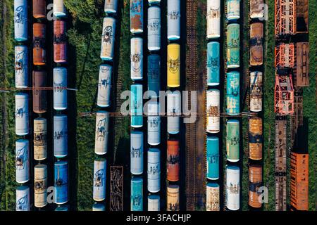 Luftaufnahme von farbenfrohen Tankwagen, die in Reihen im Güterbahnhof der Batumi-Eisenbahnstation in Batumi, Adjara, Georgien, abgestellt sind. Stockfoto