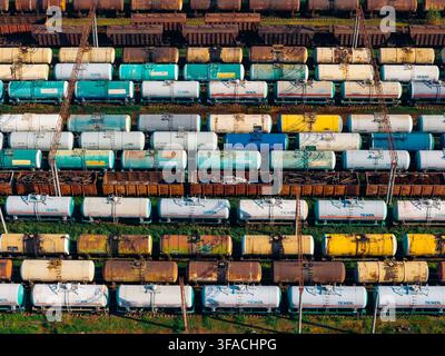 Luftaufnahme des Bahnhofs von Batumi mit Reihen von farbenfrohen Güterwaggons, die auf parallelen Gleisen in Batumi, Adjara, Georgien, abgestellt sind. Stockfoto