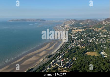 Hohe Küstenansicht nach Westen entlang der Küste von Nordwales in Richtung Penmaenmawr und die Küste von Conwy/Llanfairfechan, mit Sandstränden Stockfoto