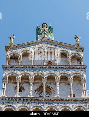 Lucca – Der obere Teil der mittelalterlichen Fassade der Kirche Chiesa di San Michele in Foro Stockfoto