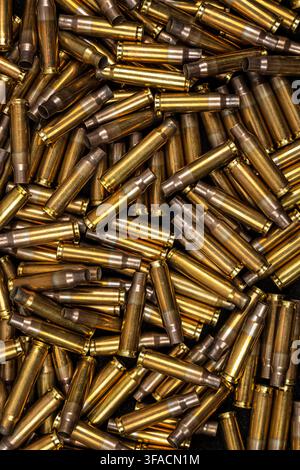 Vollbild-Oberblick auf leere Messingpatronenhülsen. Stockfoto