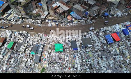Eine Luftaufnahme zeigt eine informelle Plastikmüll-Recyclingzone entlang der Ufer des Buriganga-Flusses im Sadarghat-Gebiet von Dhaka, Bangladesch, am 19. August 2026. Riesige Mengen gesammelter Plastik werden in dicht bepackten Höfen sortiert und verarbeitet, während nicht recycelbarer Müll häufig in den Fluss geworfen wird. Der zunehmende Druck durch städtischen und industriellen Abfall verschmutzt und verengt das Gewässer stark, was das Ökosystem, die öffentliche Gesundheit und die Lebensgrundlage der Gemeinschaften, die vom Fluss abhängen, bedroht. Foto von Habibur Rahman/ABACAPRESS.COM Stockfoto