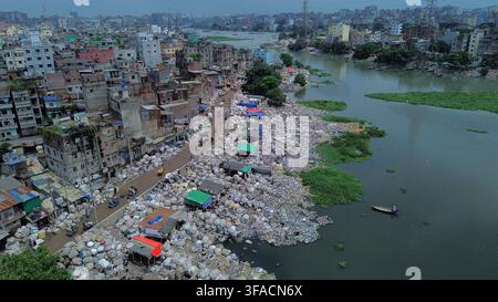 Eine Luftaufnahme zeigt eine informelle Plastikmüll-Recyclingzone entlang der Ufer des Buriganga-Flusses im Sadarghat-Gebiet von Dhaka, Bangladesch, am 19. August 2026. Riesige Mengen gesammelter Plastik werden in dicht bepackten Höfen sortiert und verarbeitet, während nicht recycelbarer Müll häufig in den Fluss geworfen wird. Der zunehmende Druck durch städtischen und industriellen Abfall verschmutzt und verengt das Gewässer stark, was das Ökosystem, die öffentliche Gesundheit und die Lebensgrundlage der Gemeinschaften, die vom Fluss abhängen, bedroht. Foto von Habibur Rahman/ABACAPRESS.COM Stockfoto