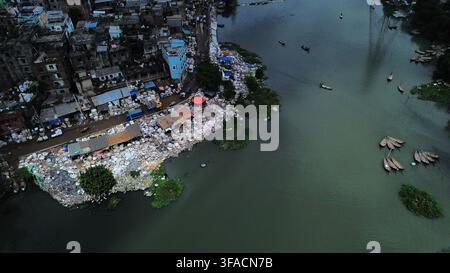 Eine Luftaufnahme zeigt eine informelle Plastikmüll-Recyclingzone entlang der Ufer des Buriganga-Flusses im Sadarghat-Gebiet von Dhaka, Bangladesch, am 19. August 2026. Riesige Mengen gesammelter Plastik werden in dicht bepackten Höfen sortiert und verarbeitet, während nicht recycelbarer Müll häufig in den Fluss geworfen wird. Der zunehmende Druck durch städtischen und industriellen Abfall verschmutzt und verengt das Gewässer stark, was das Ökosystem, die öffentliche Gesundheit und die Lebensgrundlage der Gemeinschaften, die vom Fluss abhängen, bedroht. Foto von Habibur Rahman/ABACAPRESS.COM Stockfoto