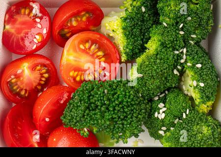 Frischer Brokkoli und Kirschtomaten-Karton Stockfoto