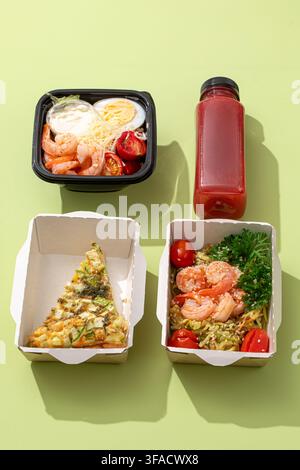Gesunde Mahlzeitboxen mit Garnudeln und Quiche Stockfoto