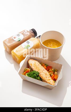 Gebackenes Lachsfilet mit Suppe und Smoothies Stockfoto