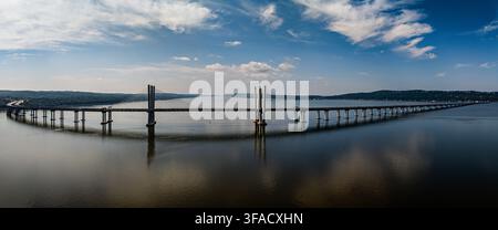 Luftbild der Gouverneur-Mario-M.-Cuomo-Brücke, die den Hudson unter einem strahlend blauen Himmel mit vereinzelten Wolken in Tarrytown, New York, überquert, Einheit Stockfoto