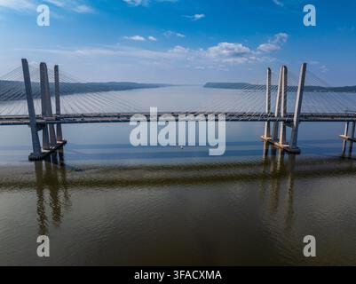 Luftbild der Gouverneur-Mario-M.-Cuomo-Brücke, die den Hudson überquert, mit ruhigem Wasser und einem klaren blauen Himmel in Tarrytown, New York, Vereinigte Staaten Stockfoto