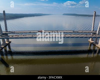 Luftaufnahme der Governor Mario M. Cuomo Bridge, die den Hudson überquert, mit Verkehr, der über die Fahrspuren unter einem klaren blauen Himmel in Tarrytown fließt Stockfoto