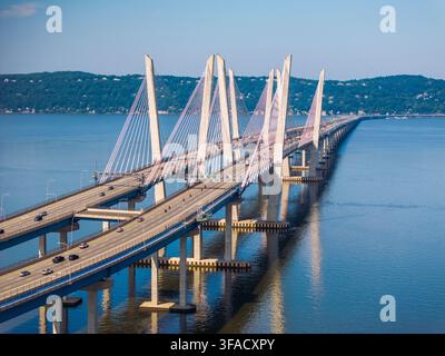 Luftaufnahme der Gouverneur-Mario-M.-Cuomo-Brücke, die den Hudson überquert, mit Autos, die auf der mehrspurigen Autobahn unter einem klaren blauen Himmel in Tarr fahren Stockfoto