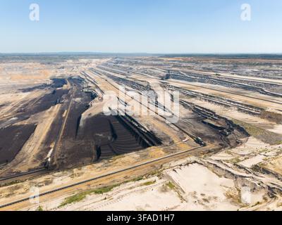 Luftbild der Hambach-Tagebau, das umfangreiche Braunkohleabbauoperationen, tiefe Abbauterassen und industrielle Infrastruktur in Elsdo zeigt Stockfoto