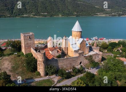 Luftpanoramablick auf die Festung Ananuri, das Reservoir und die grüne Berglandschaft in Georgien. Stockfoto