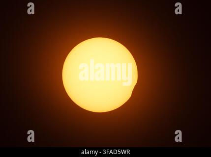 Beginn der Sonnenfinsternis, Totale Sonnenfinsternis, Spanien 2026. Der Mond beginnt um 4 Uhr den Transit über die Sonnenscheibe. 12. August 2026 Stockfoto