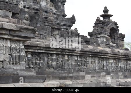 Detaillierte Steinreliefpaneele und Buddha-Statuen auf den unteren Ebenen des Borobudur-Tempels. Altes Erzählen. Bali, Indonesien. Stockfoto