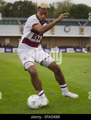 Lyle Taylor kontrolliert den Ball gegen Truro City Stockfoto