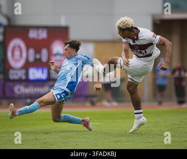 Lyle Taylor wurde beim Spiel Chelmsford City gegen Truro City herausgefordert Stockfoto