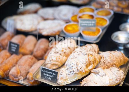 Croissant mit Marzipan auf der Kaffeetafel Stockfoto