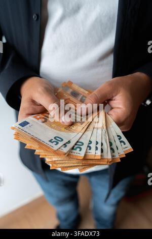 Person, die drinnen Fünfzig-Euro-Banknoten zählt Stockfoto