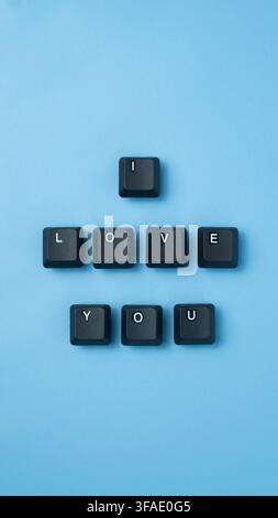 „Ich liebe dich“-Text aus Tastenkombinationen auf blauem Hintergrund, ideal für Liebe, Gefühle, Paar, romantische Begrüßung, Valentinstag Stockfoto