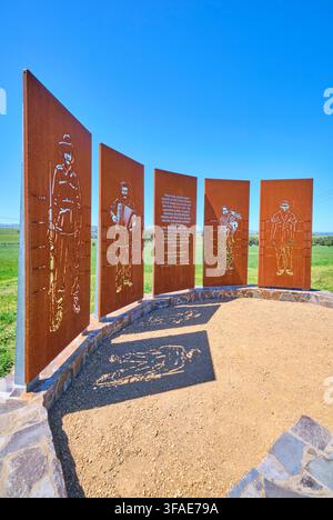 Plaketten, die die vier Hauptgruppen im Lager darstellen: Japaner, Italiener, Australier, Indonesier. Im japanischen Kriegsgefangenenlager Cowra, NSW, Australien, während des Zweiten Weltkriegs. Stockfoto