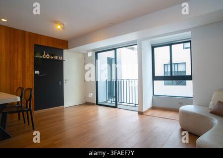Modernes Apartment-Interieur im offenen Konzept mit Essbereich und Wohnzimmer Stockfoto