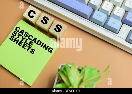 Konzept von CSS - Cascading Style Sheets steht auf Klebezetteln isoliert auf dem Tisch. Stockfoto