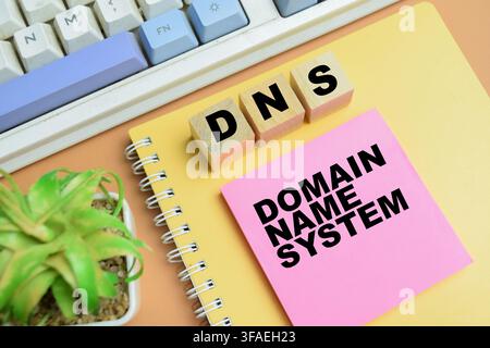 Konzept von DNS - Domain Name System steht auf Haftnotizen isoliert auf dem Tisch. Stockfoto