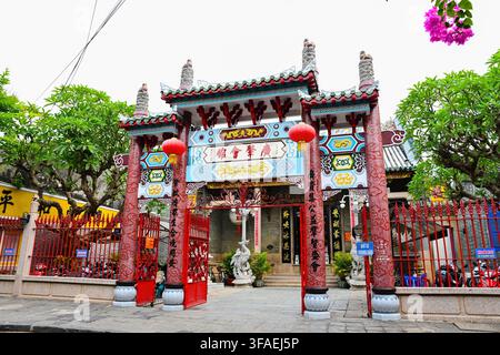 HOI AN, VIETNAM - 19. APRIL 2026: Verschnörkeltes Eingangstor der Kantonesischen Versammlungshalle, eines historischen chinesischen Tempels im UNESCO-Weltkulturerbe Hoi An Stockfoto