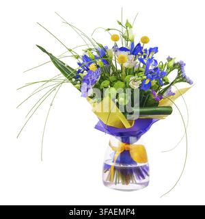 Blumenstrauß aus Rosen, grünen Nelken, Iris und Strandfliederblüten in einer Glasvase isoliert auf weißem Hintergrund. Nahaufnahme Stockfoto
