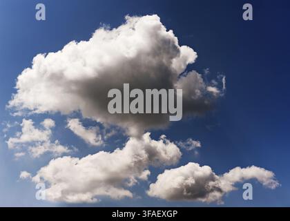 Sonne ist von Gewitterwolken geschlossen. Stockfoto