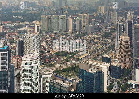 Kuala Lumpur, Malaysia - 18. Februar 2025: Hochwinkel-Stadtansicht vom Beobachtungsdeck des KL Tower, die moderne Wolkenkratzer, Wohnviertel zeigt Stockfoto