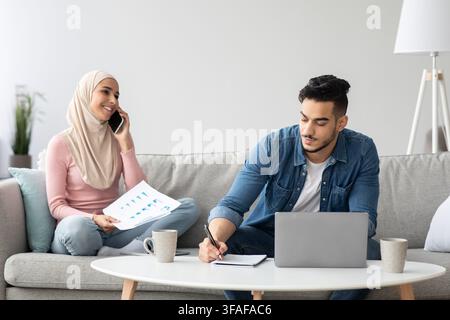 Erfolgreiche Familie aus dem Nahen Osten, die von zu Hause aus geschäftlich tätig ist Stockfoto
